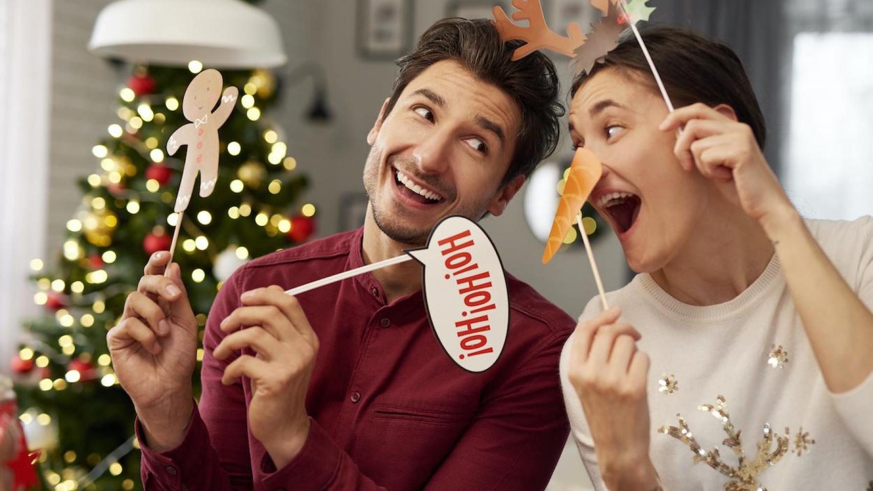 Pareja sonriente en Navidad