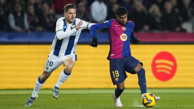 Lamine Yamal, presionado por el lateral Javi Hernández durante el Barça-Leganés