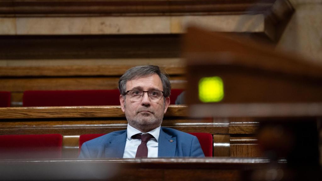 El 'conseller' de Política Lingüística, Francesc Xavier Vila, durante un pleno en el Parlament