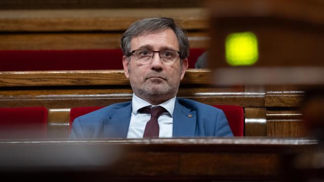 El 'conseller' de Política Lingüística, Francesc Xavier Vila, durante un pleno en el Parlament