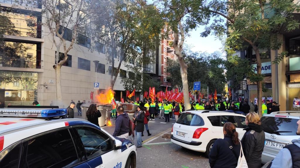 Manifestación de los trabajadores de limpieza viaria y recogida de residuos de Barcelona este lunes