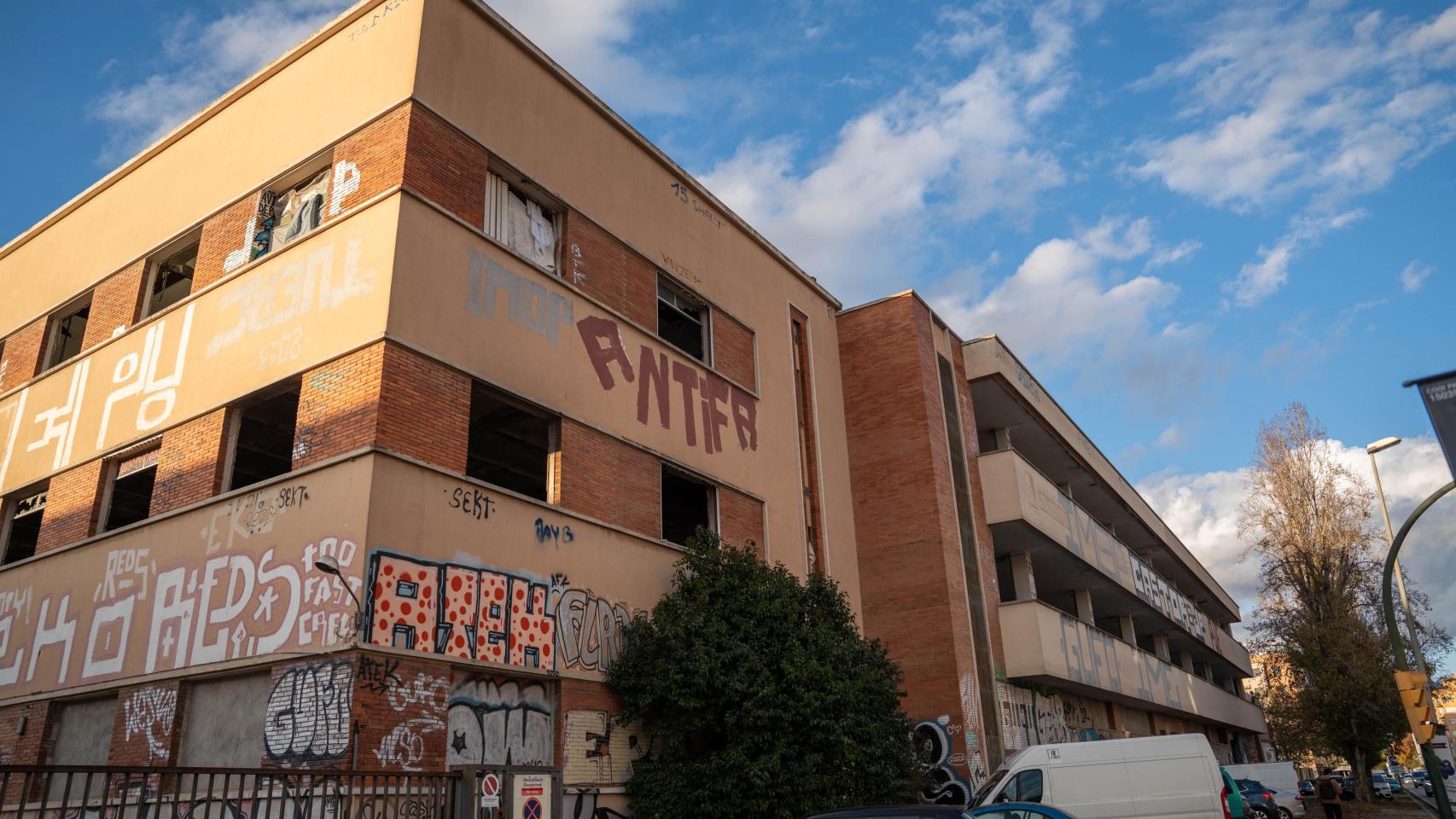 La antigua fábrica de Simon Electrics en Girona, abandonada y a la espera de que la Generalitat y el Ayuntamiento coloquen un instituto