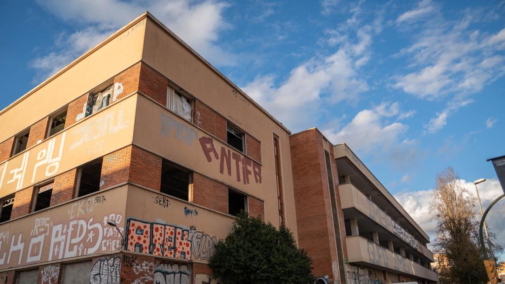 La antigua fábrica de Simon Electrics en Girona, abandonada y a la espera de que la Generalitat y el Ayuntamiento coloquen un instituto