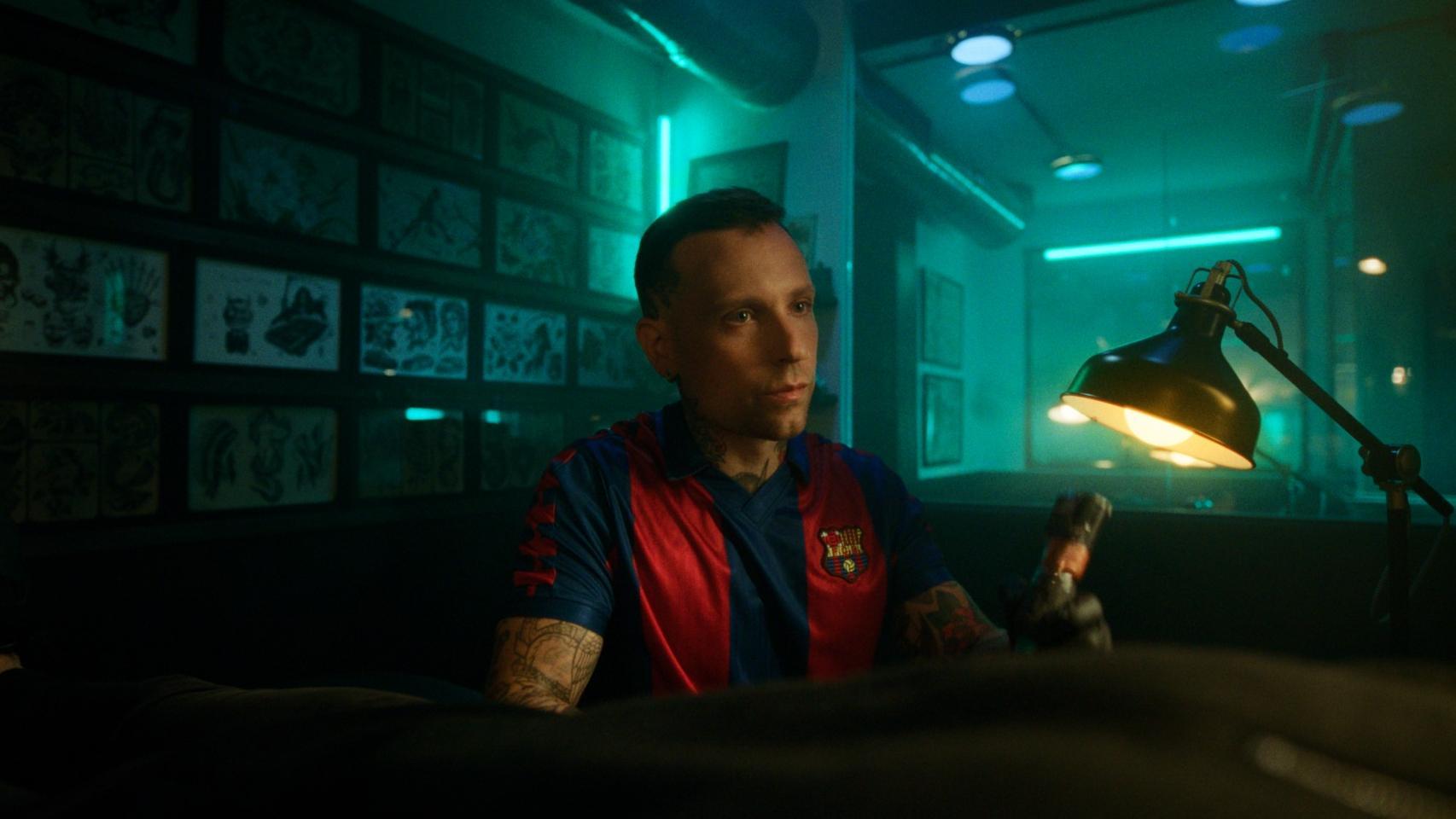 Un tatuador profesional con la camiseta del Barça