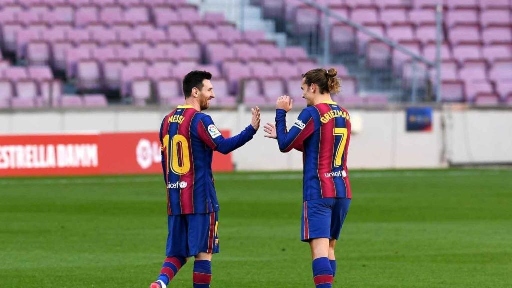 Messi y Griezmann celebran un gol