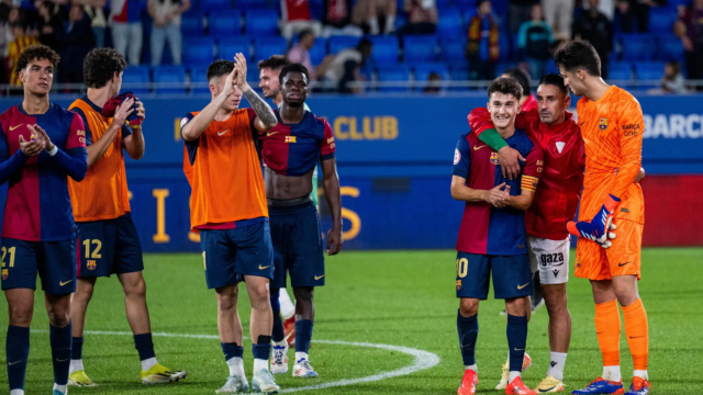 Los jugadores del Barça B agradecen el apoyo a la afición del Estadi Johan Cruyff tras la victoria contra el Zamora