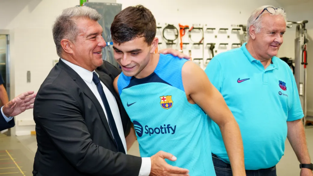 Laporta abraza a Pedri en el vestuario del Barça