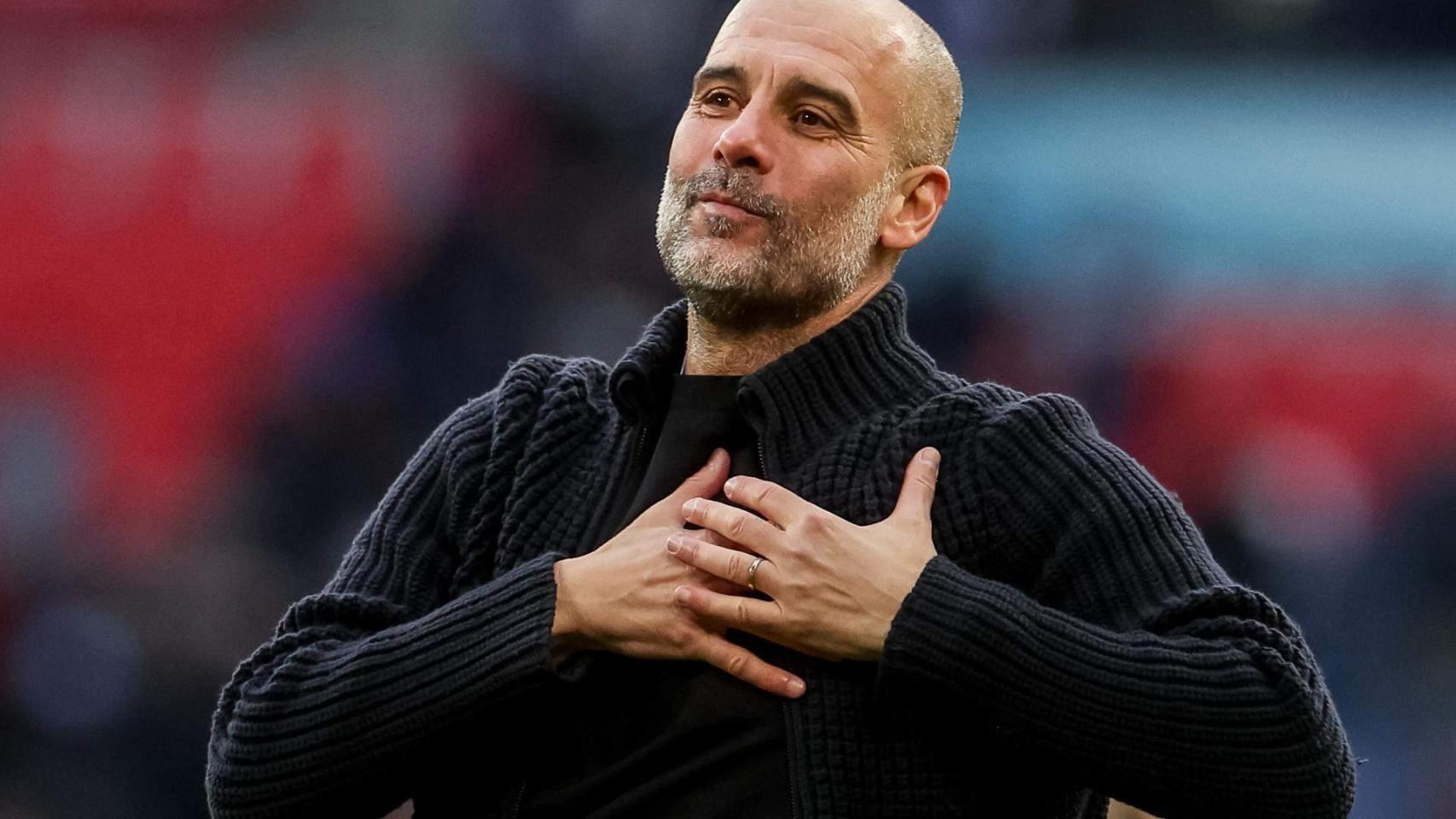 Pep Guardiola con las dos manos en el corazón