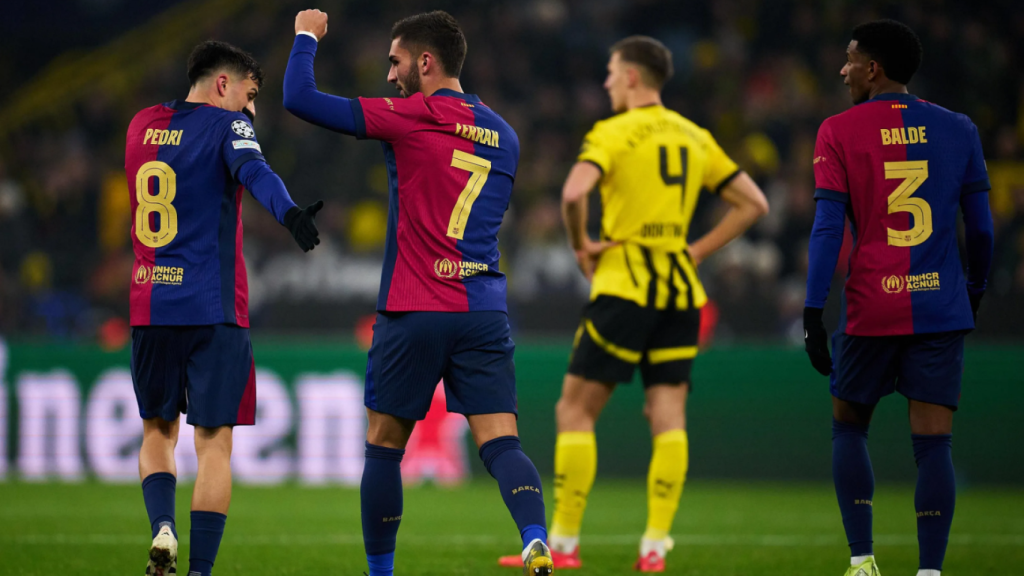 Ferran Torres celebra su doblete al Borussia Dortmund con Pedri