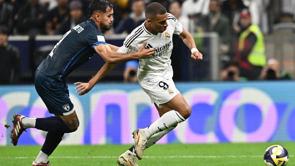 Mbappé supera en velocidad a un futbolista del Pachuca en la final de la Copa Intercontinental