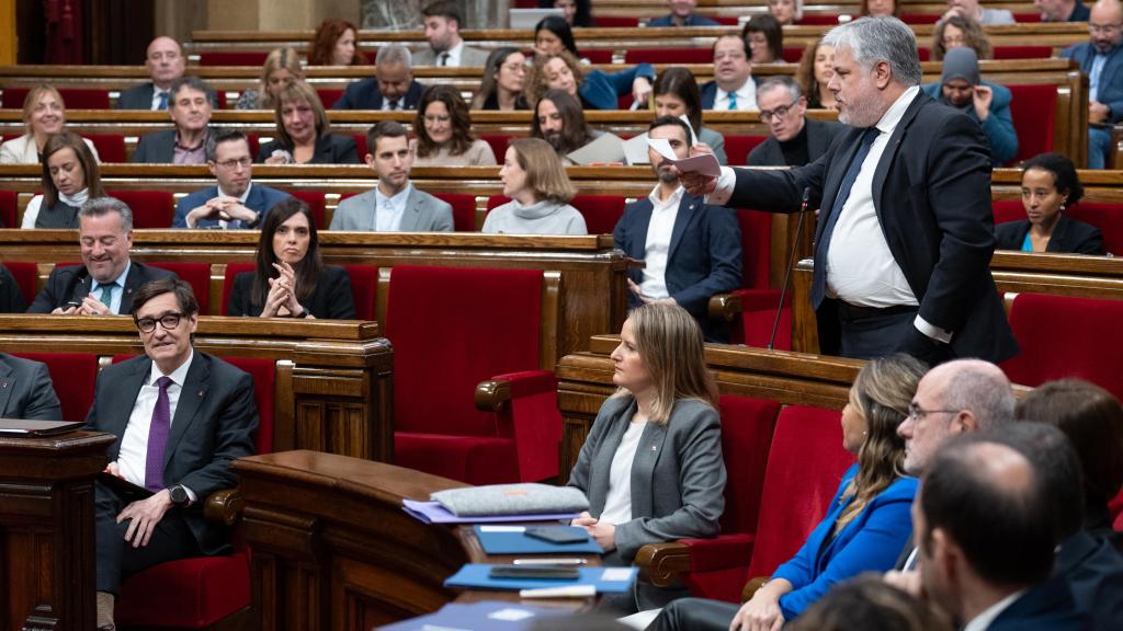 El presidente de la Generalitat, Salvador Illa, y el diputado de Junts en el Parlamento de Catalunya, Albert Batet, en el Parlament el 18 de diciembre de 2024