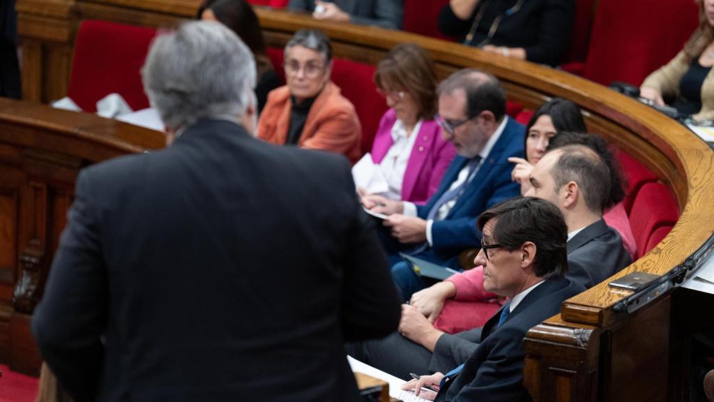 El diputado de Junts en el Parlament, Albert Batet, y el presidente de la Generalitat, Salvador Illa, en el Parlament