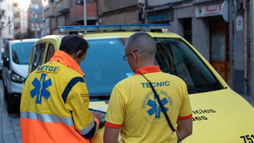 Dos sanitarios del SEM, en una fotografía corporativa