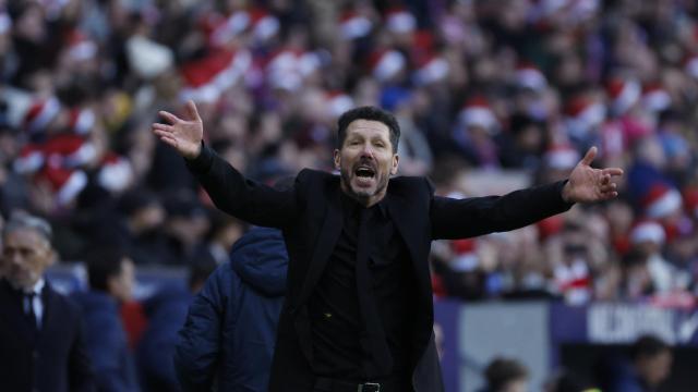 Diego Simeone da indicaciones a los jugadores del Atlético de Madrid contra el Getafe