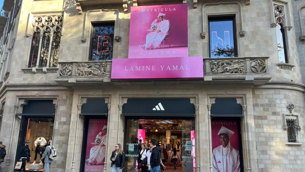 Lamine Yamal gobierna la fachada exterior de la tienda de Adidas en Plaza Cataluña