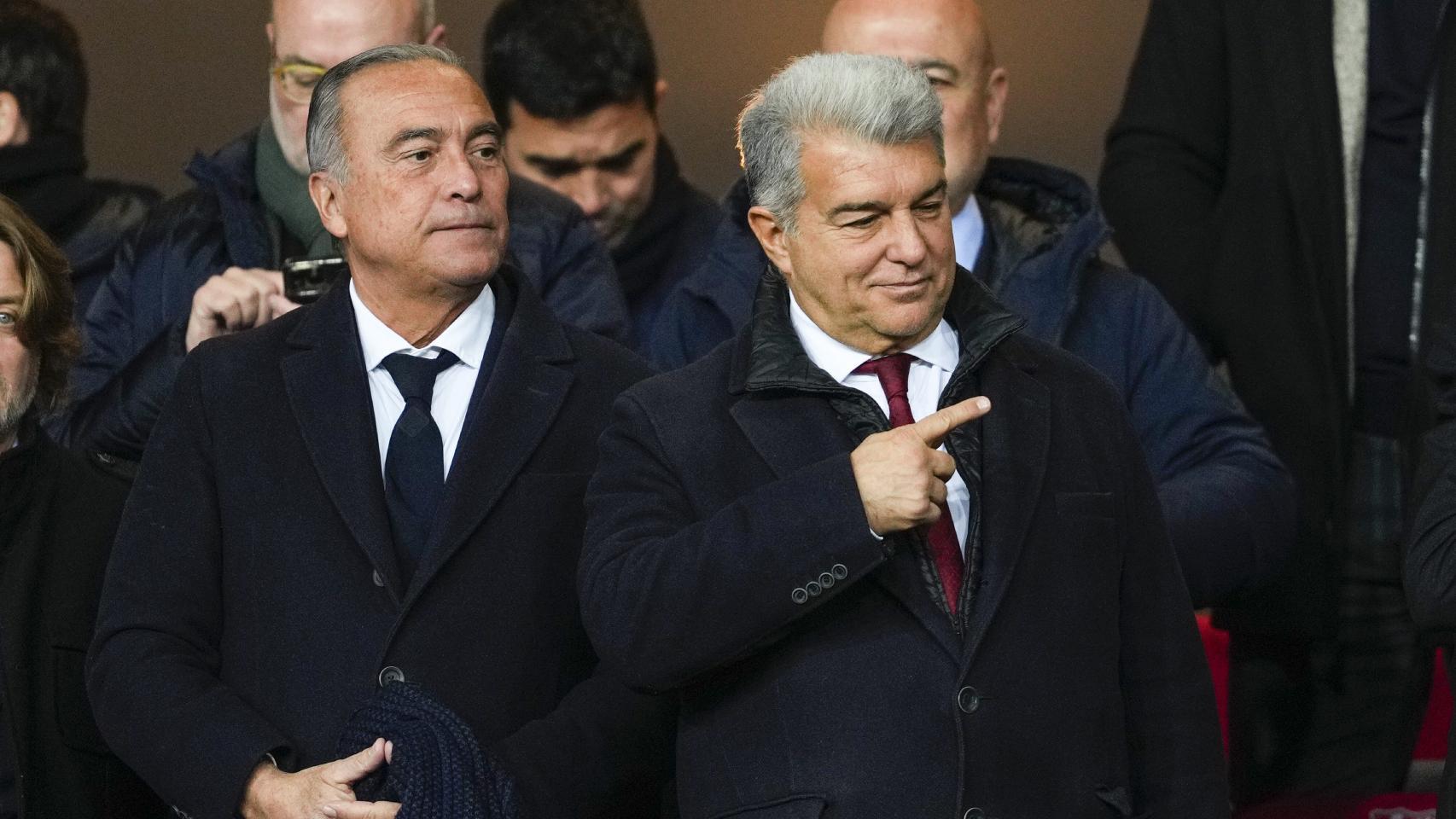 Joan Laporta, junto a Rafa Yuste, en el palco de Montjuïc durante el Barça-Leganés