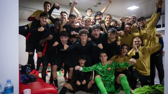 El juvenil A, entrenado por Juliano Belletti, celebra la victoria en UEFA Youth League contra el Estrella Roja