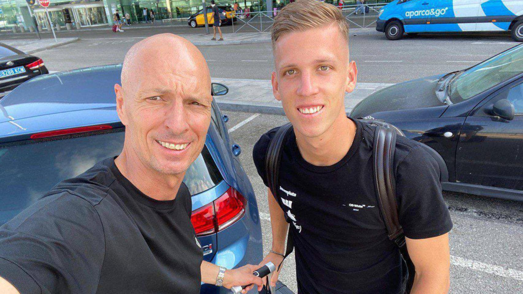 Dani Olmo, junto a su padre, en una imagen de archivo