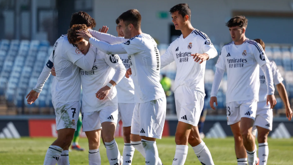 Los jugadores del Real Madrid Castilla celebran un gol en un partido de Primera RFEF