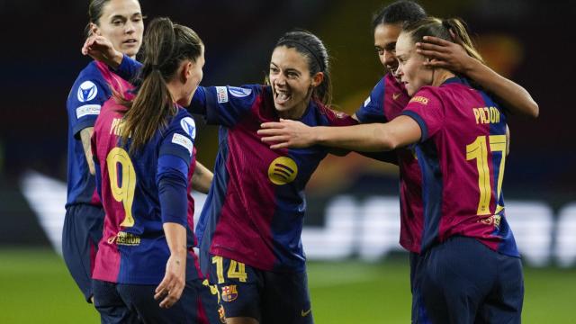 Aitana Bonmatí celebra su gol contra el Manchester City con sus compañeras del Barça Femenino