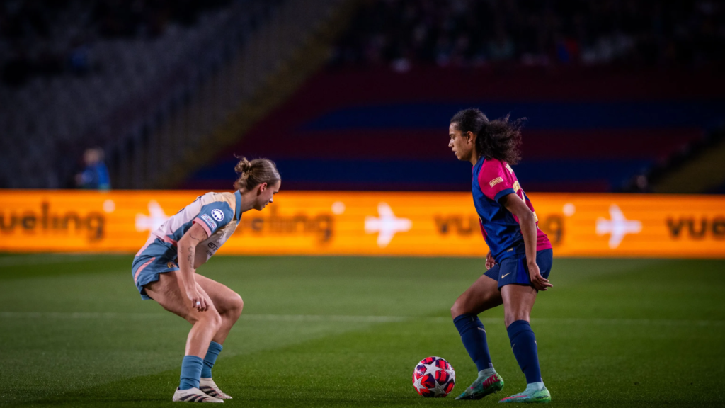 Esmee Brugts encara a una jugadora del Manchester City en un partido de Champions League del Barça Femenino