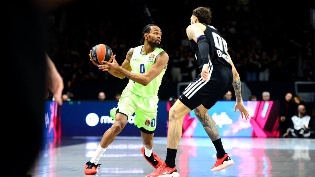 Kevin Punter lidera una jugada del Barça de basket contra la Virtus de Bolonia