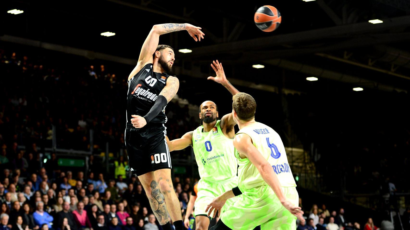 Punter y Vesely intentan robar el balón en el partido del Barça de basket contra la Virtus de Bolonia