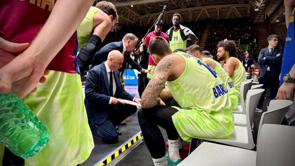 Joan Peñarroya da indicaciones a los jugadores en el partido contra la Virtus