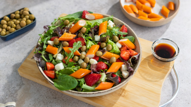 Ensalada con barritas de pescado