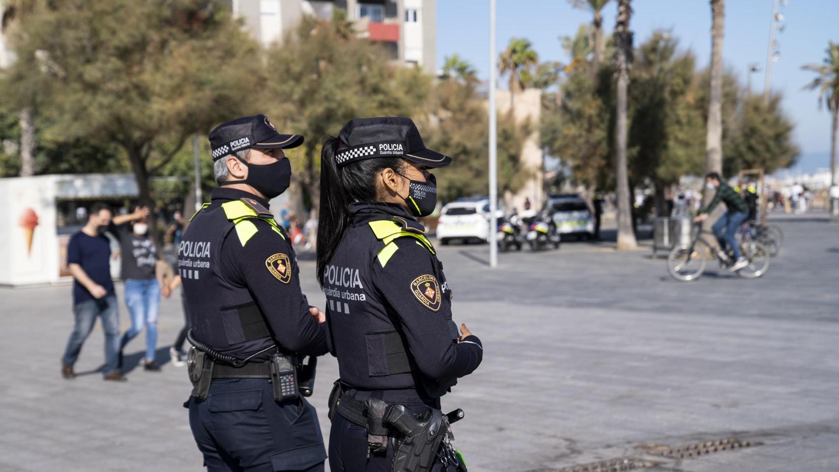 Agentes de la Guardia Urbana, patrullando por el barrio de Barceloneta, en Ciutat Vella