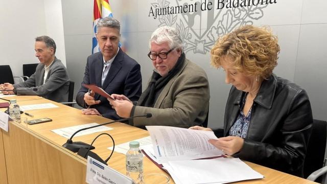 El alcalde de Badalona, Xavier Garcia Albiol, y el vicepresidente ejecutivo del AMB, Antonio Balmón, en la redacción del convenio