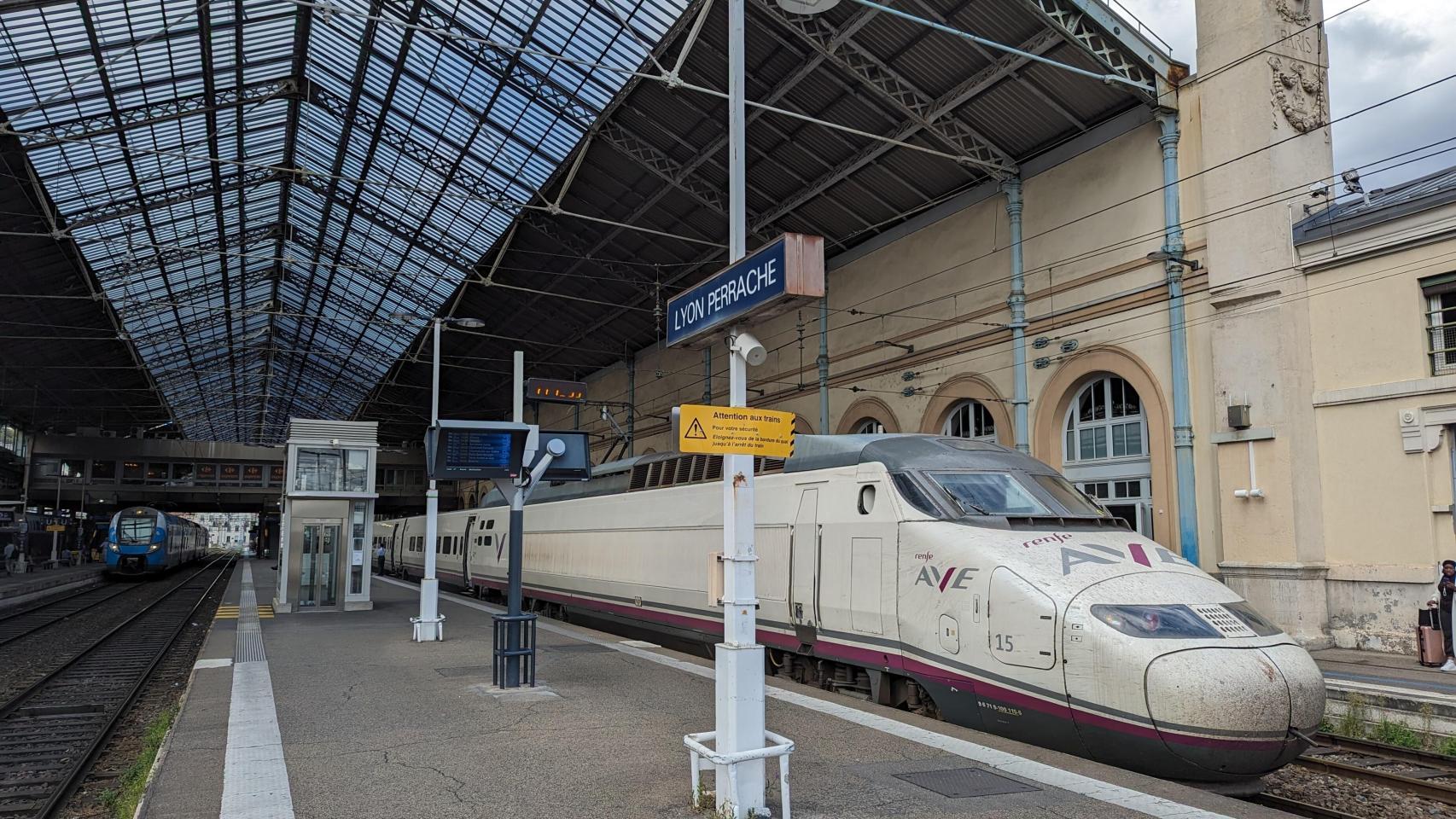 Un tren AVE de Renfe en una estación de Francia / EP