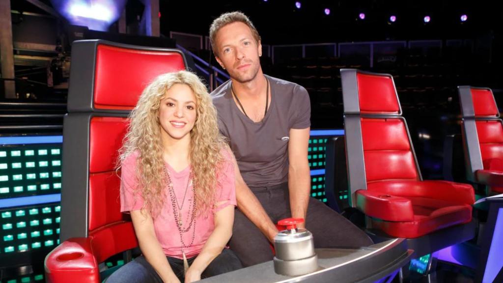 Shakira, junto a Chris Martin, en el programa 'The Voice'