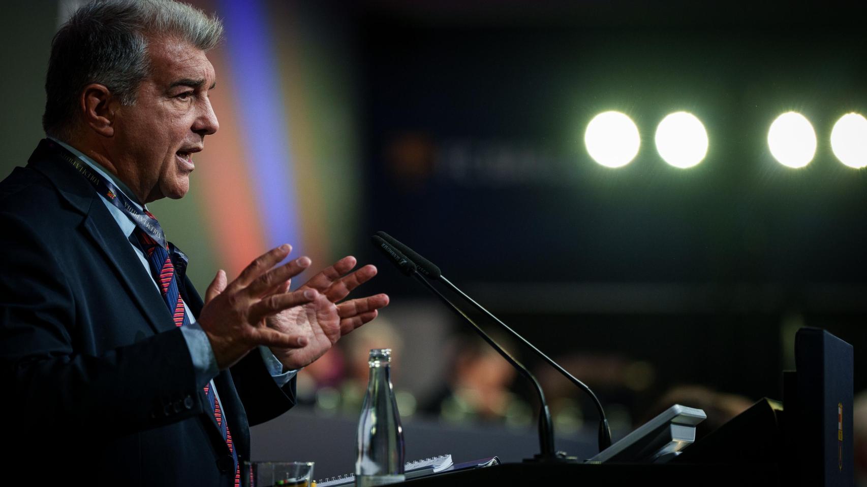 Joan Laporta da un discurso en asamblea extraordinaria