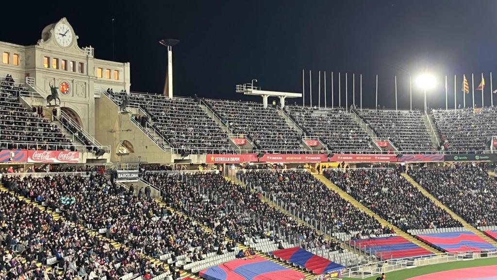 La grada de Montjuïc durante el Barça-Atlético de Madrid de Liga