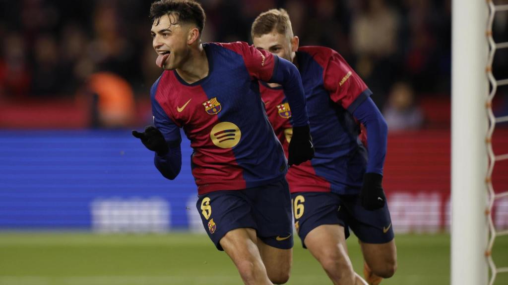 Pedri, seguido por Fermín, celebra su gol al Atlético