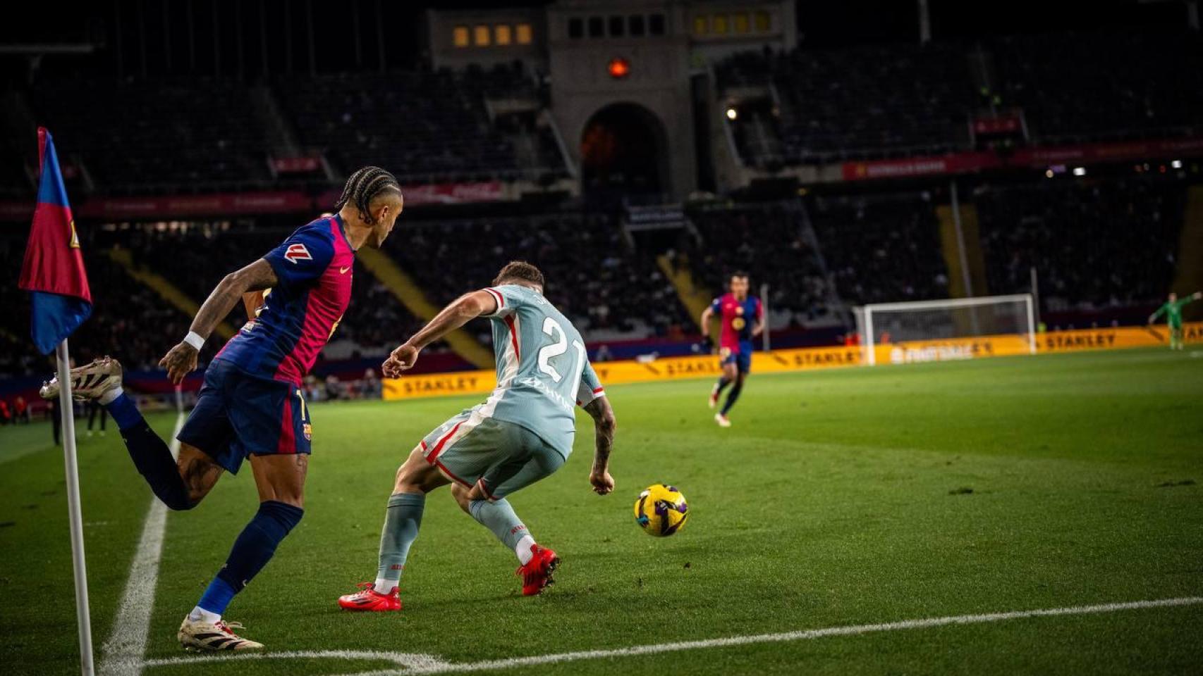 Raphinha durante el Barça-Atlético, en un Montjuïc lleno pero sin la Grada