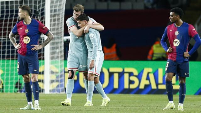 Iñigo y Balde, con los brazos en jarra, tras el gol anotado por Sorloth