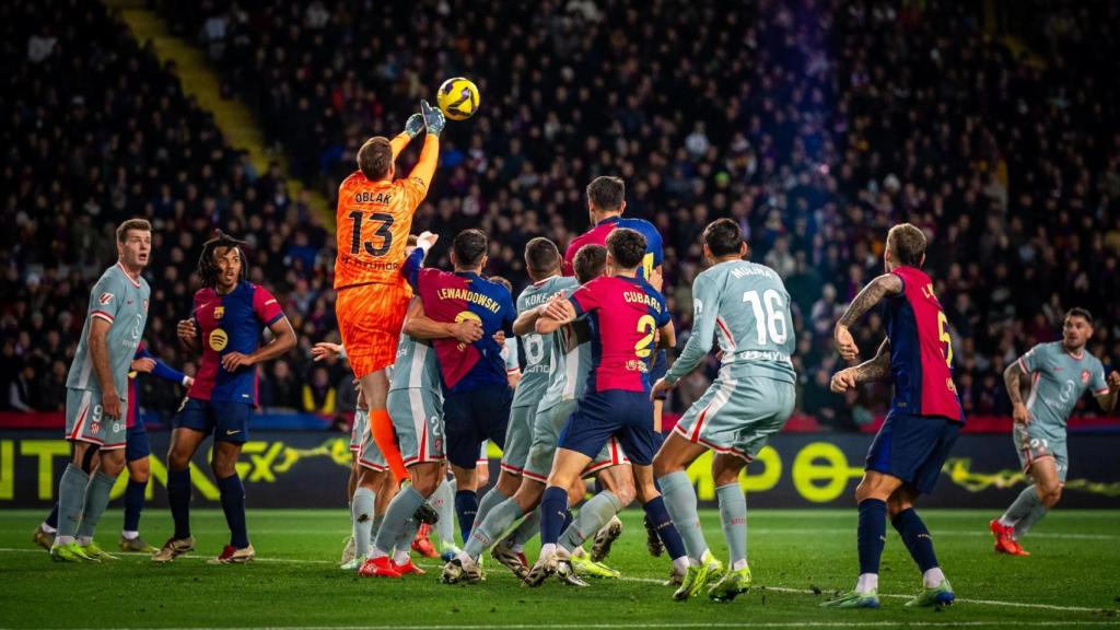 Oblak despeja el balón en un tiro de esquina del Barça-Atlético