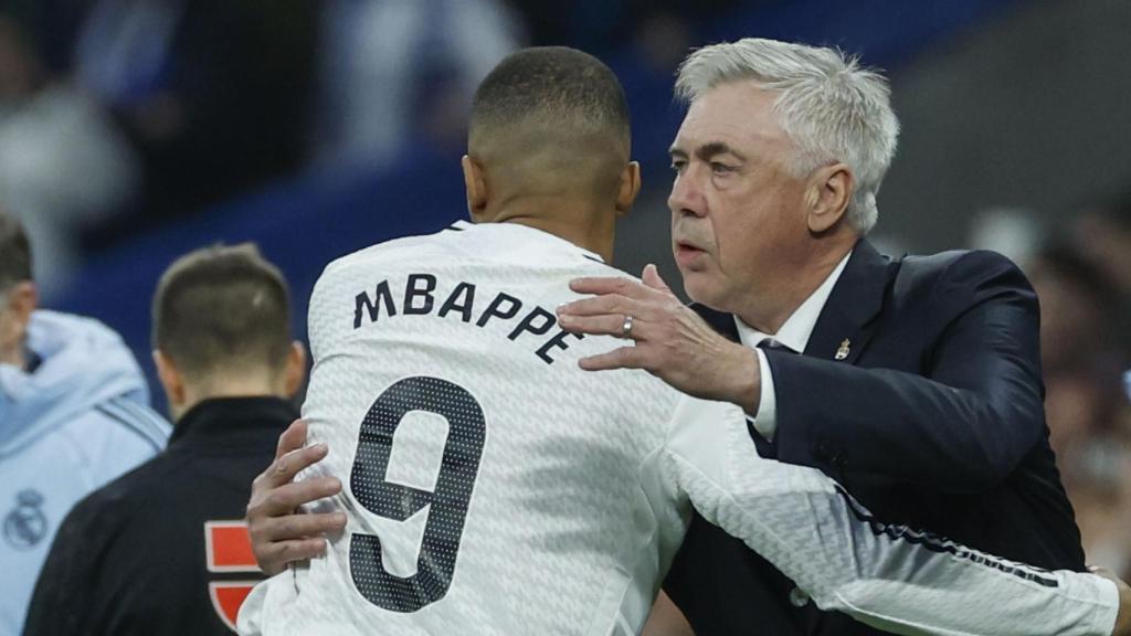 Ancelotti abraza a Mbappé tras el gol anotado por el delantero francés