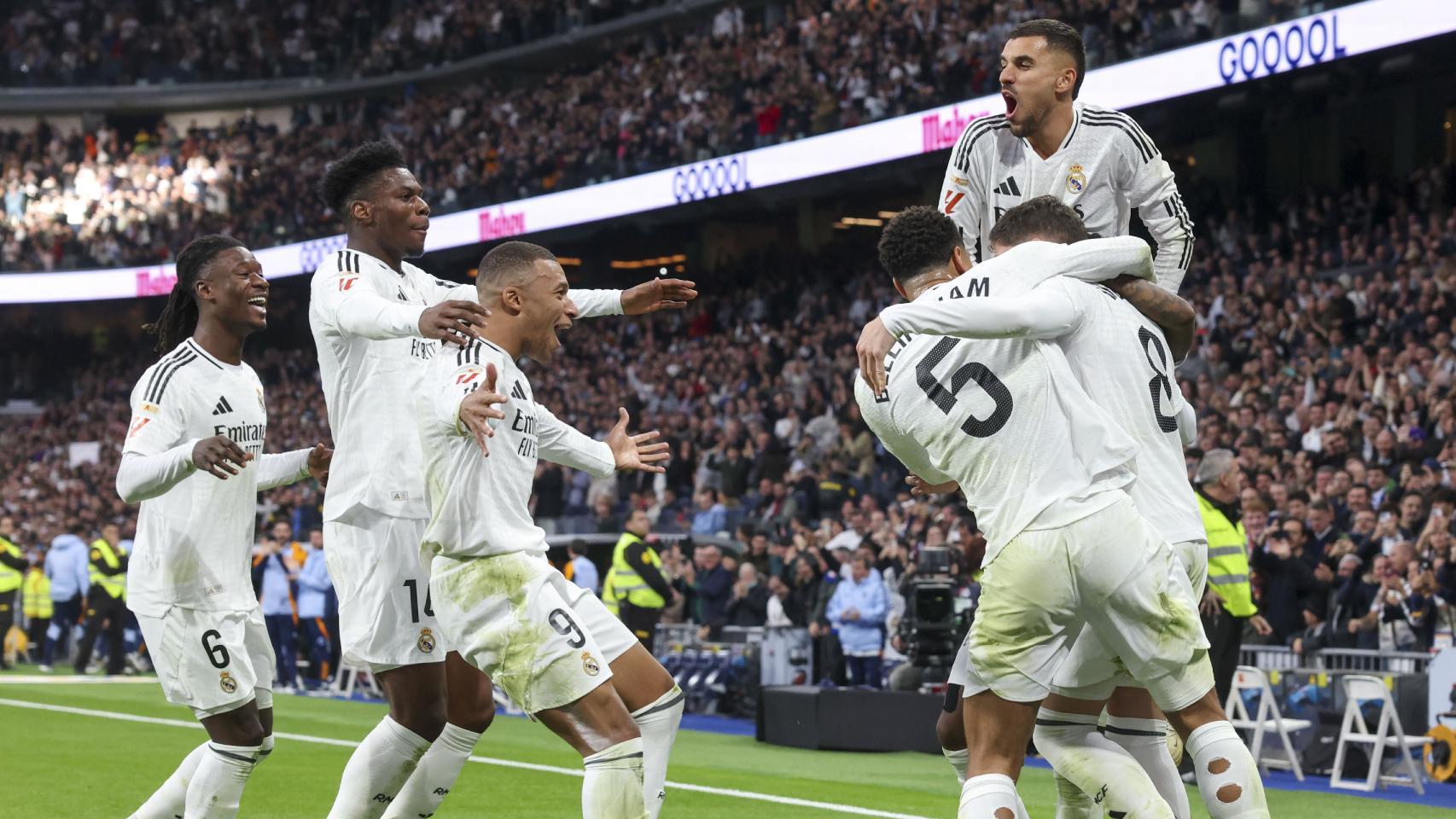 La celebración del Real Madrid tras aplastar al Sevilla en el Santiago Bernabéu