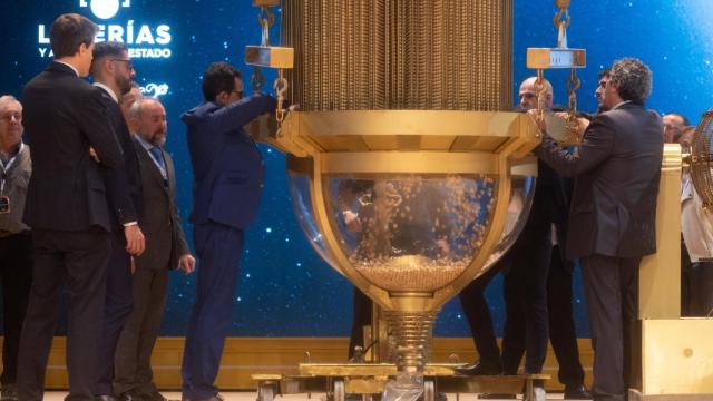 Preparación del bombo antes de la celebración del Sorteo Extraordinario de la Lotería de Navidad 2024