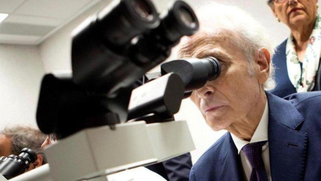 El tenor Josep Carreras, mirando por un microscopio de la Fundación