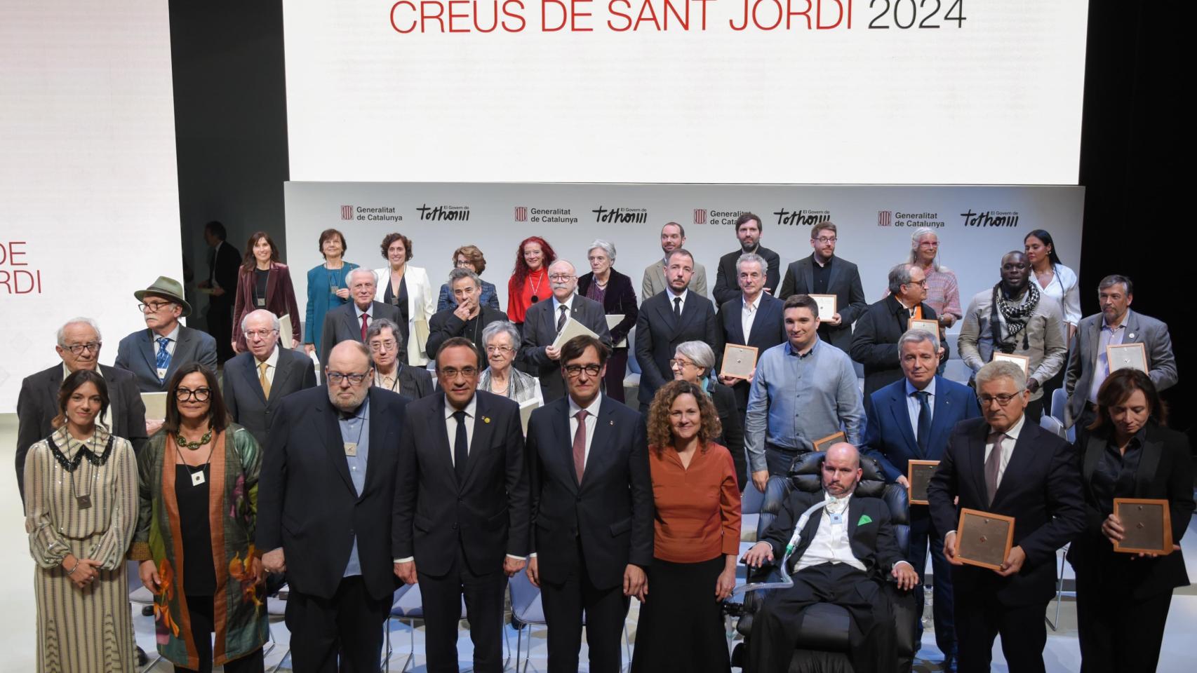 El presidente de la Generalitat, Salvador Illa, con los ganadores de la Creu de Sant Jordi