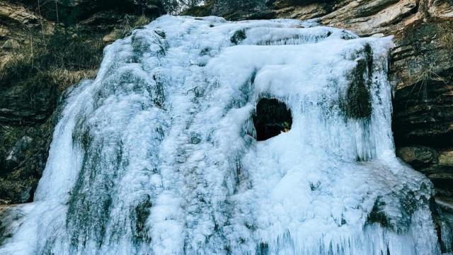 Un salto de agua congelado