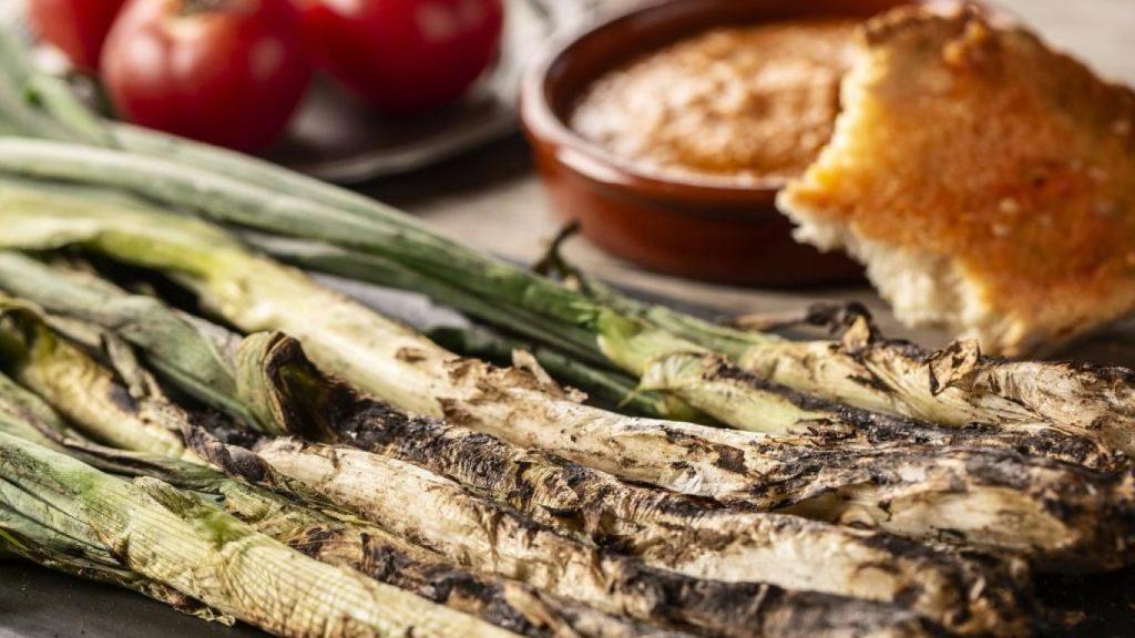 Calçots a la brasa con su salsa hecha en casa