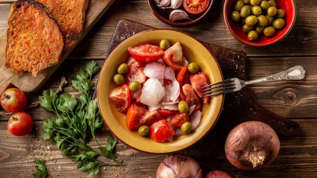 Ensalada de tomates de Torroella y la cebolla de Figueres