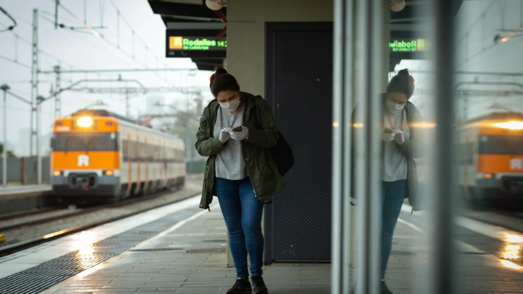 Una pasajera, en una estación de Rodalies de Renfe