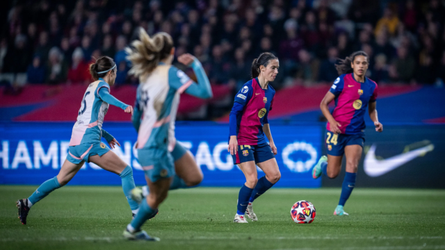 Aitana Bonmatí conduce el balón en el Barça Femenino-Manchester City de Champions League