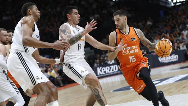 Edy Tavares y Gabriel Deck defienden a Stefan Jovic en el Valencia Basket-Real Madrid